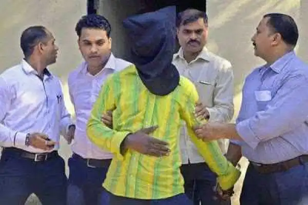 See the Young Nigerian Man Apprehended for Attempting to Sell Drugs in Mumbai, India (Photo)